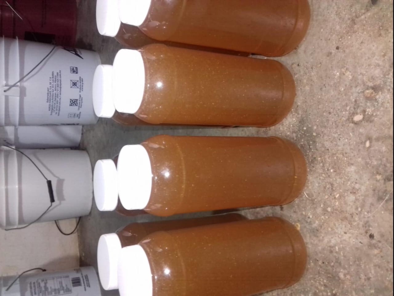 Botellas con miel envasada